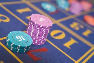 ohotogel responsive interface displayed on iPhone showing live baccarat stream and betting controls